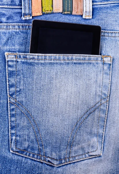 La tableta en sus jeans de bolsillo — Foto de Stock