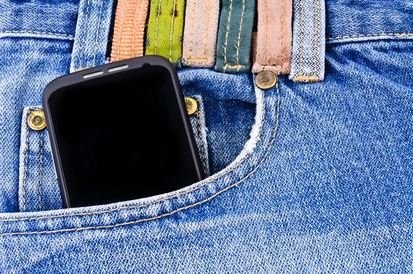 Teléfono móvil en sus pantalones vaqueros de bolsillo —  Fotos de Stock
