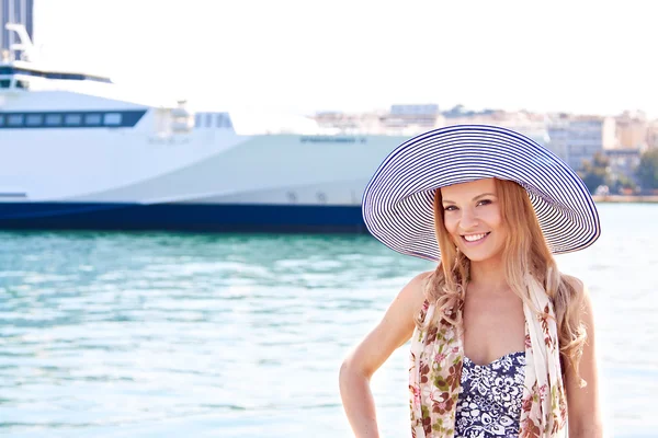 The girl on the background of the ocean liner — Stock Photo, Image
