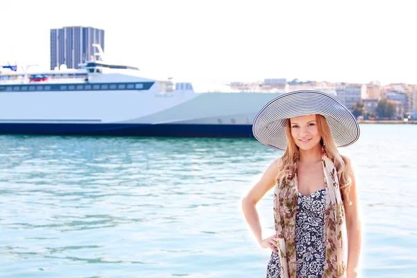 Flickan på bakgrunden av ocean liner — Stockfoto