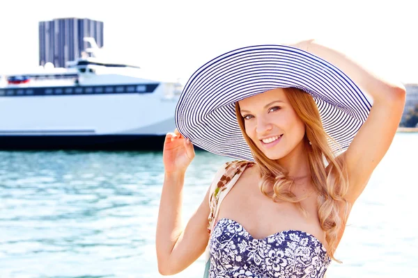 The girl on the background of the ocean liner — Stock Photo, Image