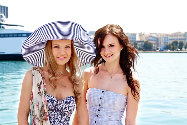 Дві дівчини на фоні океанського лайнера — стокове фото
