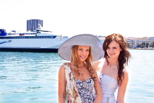 Two girls in the background of the ocean liner — Stock Photo, Image