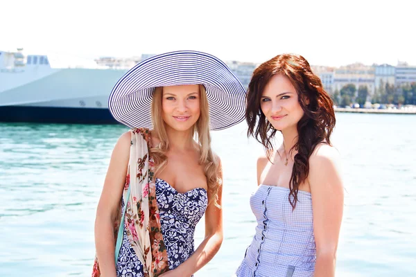 Дві дівчини на фоні океанського лайнера — стокове фото