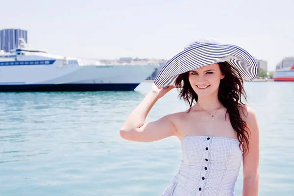 Das Mädchen auf dem Hintergrund des Ozeanschiffes — Stockfoto