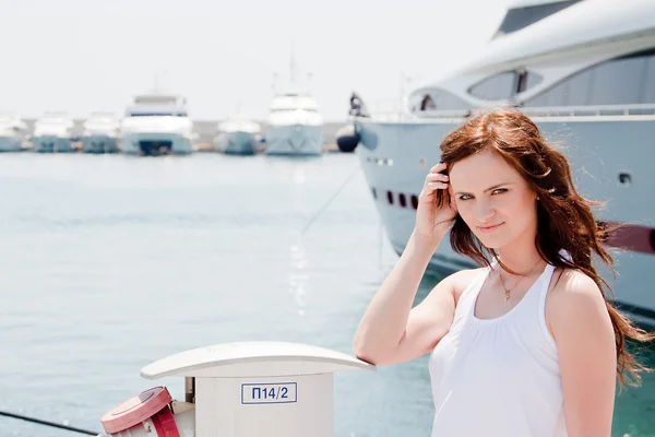 A girl and a yacht — Stock Photo, Image