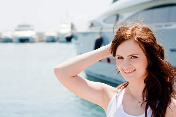 En flicka och en yacht — Stockfoto
