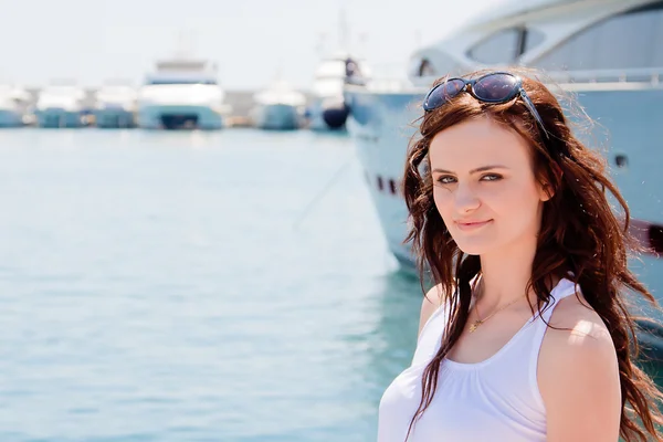 Una ragazza e uno yacht — Foto Stock