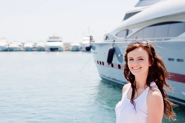 A girl and a yacht — Stock Photo, Image