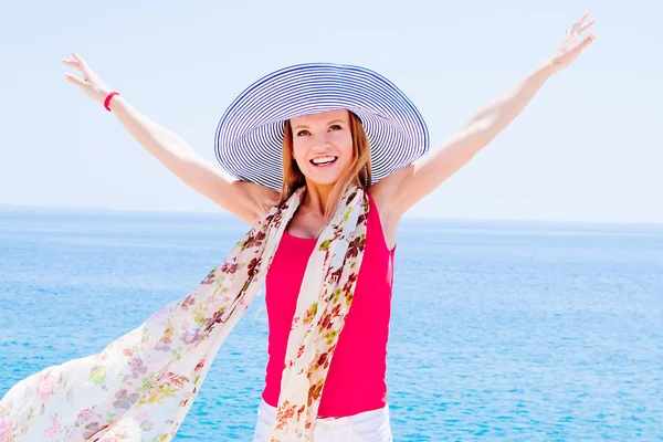 Das Mädchen auf den Felsen gegen das Meer — Stockfoto