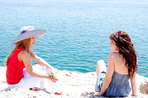 Duas raparigas à beira-mar — Fotografia de Stock