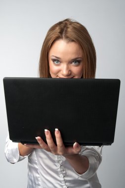 Dizüstü bilgisayarlı kadın