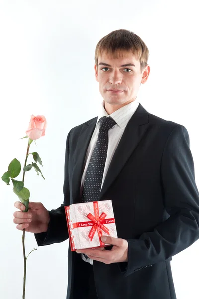 Een man met een geschenk — Stockfoto