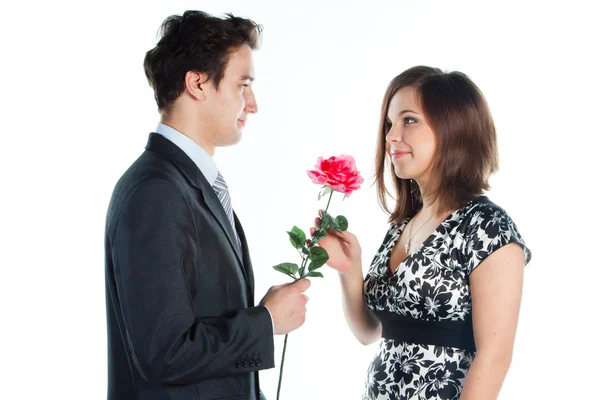 L'uomo regala fiori a una donna — Foto Stock