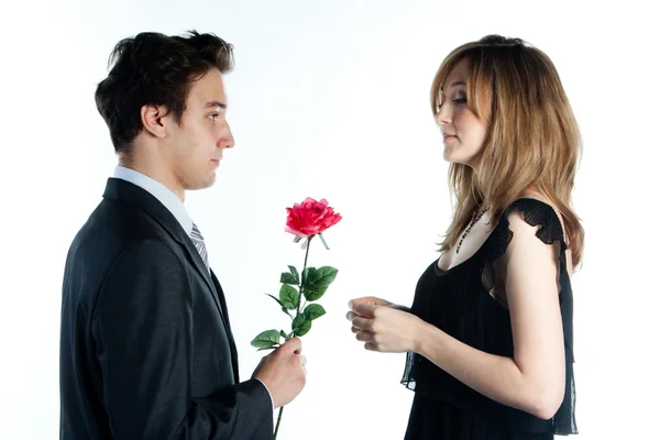 Man geeft een vrouw bloemen — Stockfoto