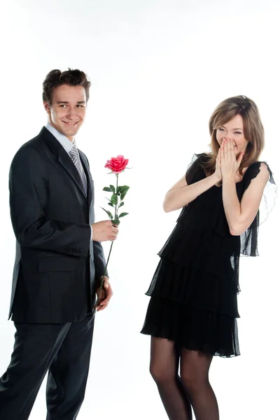 Człowiek daje kobieta kwiaty — Zdjęcie stockowe