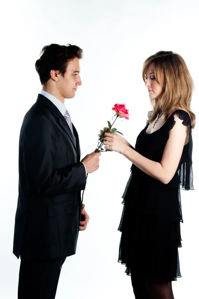 L'homme donne des fleurs à une femme — Photo