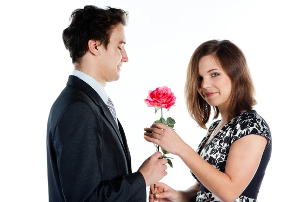 남자는 여자 꽃을 제공 — 스톡 사진
