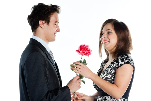 Adam bir kadın çiçek verir — Stok fotoğraf