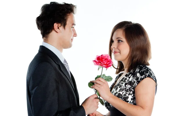 El hombre le da flores a una mujer — Foto de Stock