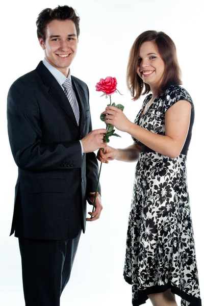 L'uomo regala fiori a una donna — Foto Stock