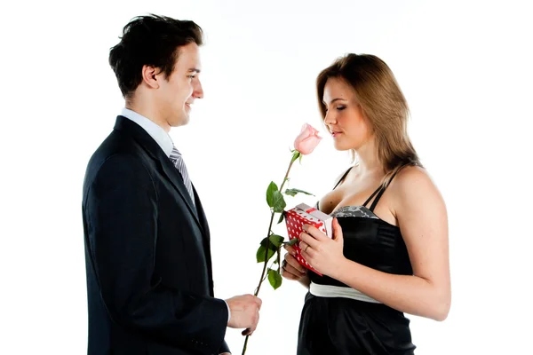 Adam bir kadın çiçek verir — Stok fotoğraf