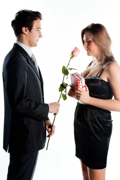 Мужчина дарит женщине цветы — стоковое фото