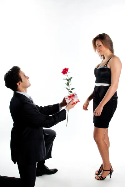 El hombre le da flores a una mujer — Foto de Stock