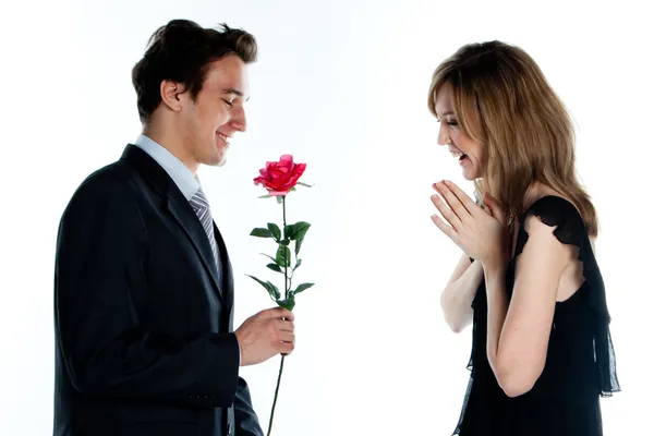 Muž dává ženě květiny Stock Obrázky
