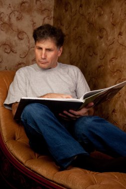 Kitabı olan bir adam.