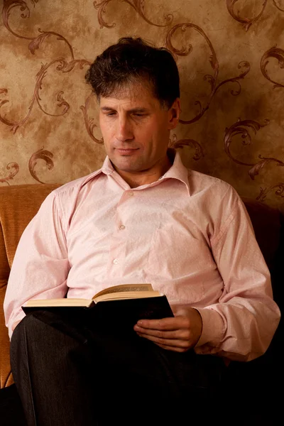 Ένας άντρας με ένα βιβλίο. — Φωτογραφία Αρχείου