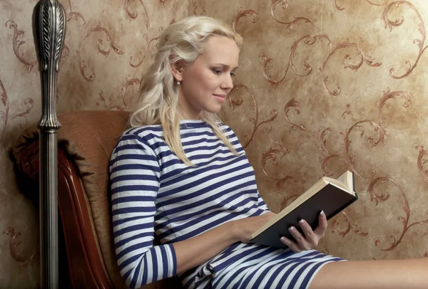 Ragazza con libro — Foto Stock