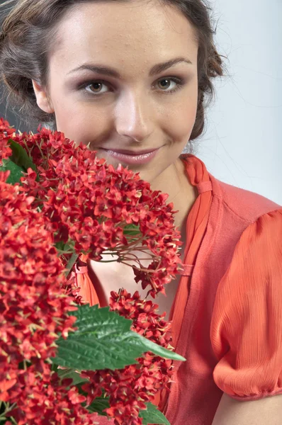 Meisje en bloemen — Stockfoto