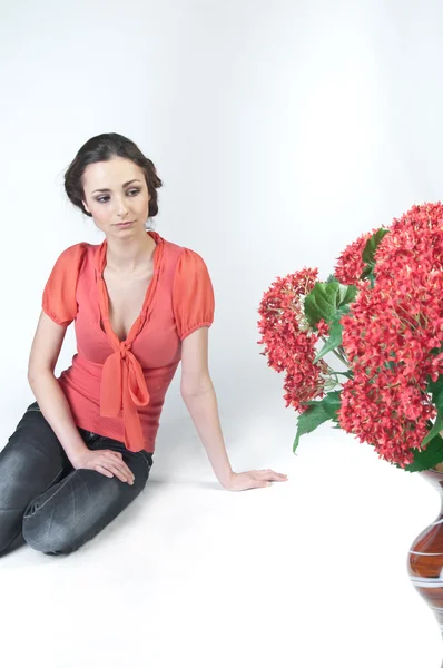 Meisje en bloemen — Stockfoto