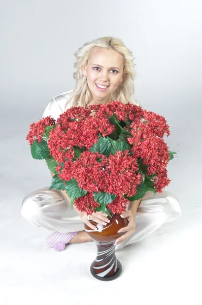 소녀와 꽃 — 스톡 사진