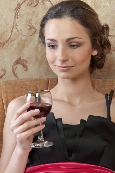 一个女孩与一杯红酒 — 图库照片