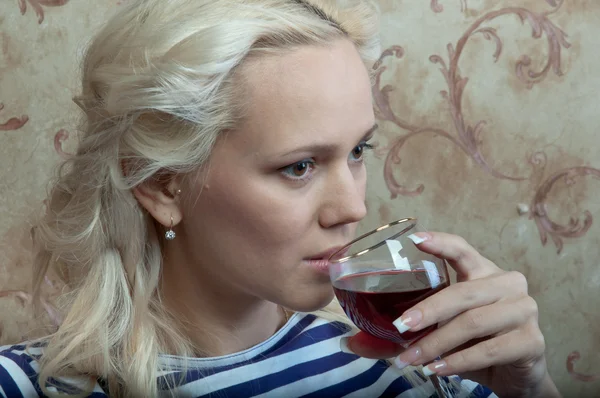 Девушка с бокалом вина — стоковое фото