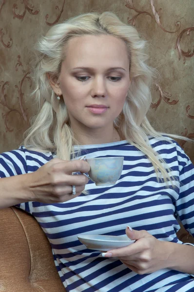 Молода дівчина з чашкою кави — стокове фото