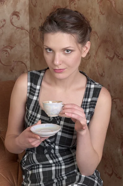 La joven con una taza de café — Foto de Stock