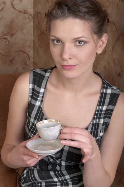 Het jonge meisje met kop koffie — Stockfoto