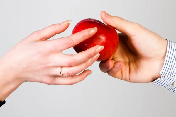 แอปเปิลในมือ — ภาพถ่ายสต็อก