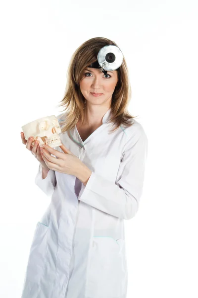 Γυναίκα γιατρό με ένα ανθρώπινο κρανίο στα χέρια του — Φωτογραφία Αρχείου