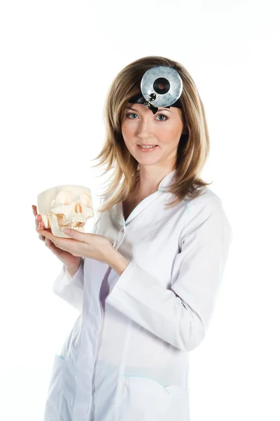Kadın doktor elinde bir insan kafatası ile — Stok fotoğraf