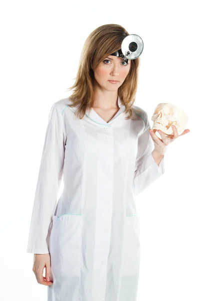 Médica com um crânio humano nas mãos — Fotografia de Stock
