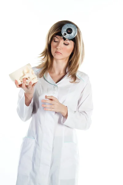 Vrouwelijke arts met een menselijke schedel in zijn handen — Stockfoto