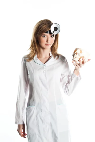Vrouwelijke arts met een menselijke schedel in zijn handen — Stockfoto