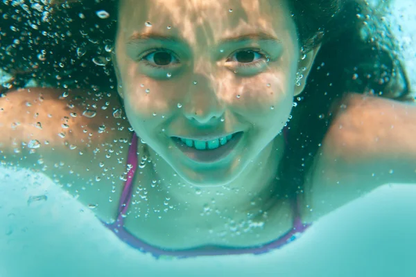 スイミング プールでの水中の女の子 — ストック写真
