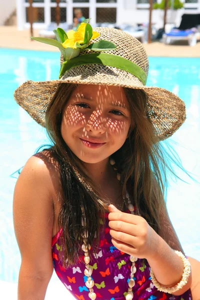 Niña usando un sombrero cerca de la piscina —  Fotos de Stock