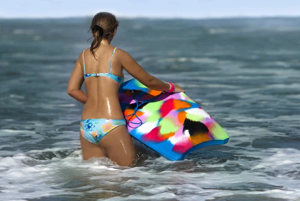 海でボディボードを持つ女性 — ストック写真