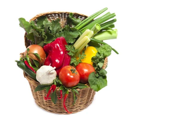 Świeże warzywa w koszyku na białym — Zdjęcie stockowe